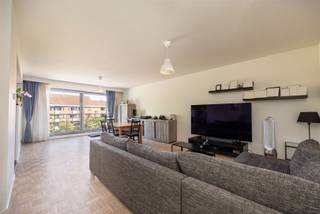 <p>Gelegen op een gegeerde locatie aan de Golf van Brasschaat. Nabij een talrijk aanbod van winkels, gezellige cafés en supermarkten en tevens direct aan grote invalswegen. Openbaar vervoer op wandelafstand.</p><p>• Gunstig EPC<br />• Beschikbaar vanaf 1 november 2026<br />• Maandelijkse kosten: € 35<br />• Garagebox mogelijk</p><p>Dit appartement van 91 m² is gelegen op de 2e verdieping van een kleinschalig gebouw met 6 appartementen uit 2001.<br /><br />De inkomhal met apart toilet leidt naar de leefruimte. De leefruimte op parket is ingedeeld in een living, een eetkamer, een open keuken, geïnstalleerd met toestellen, met aansluitend een technische berging. Aan de rustige achterzijde bevinden zich de 2 slaapkamers van 16 m² en 10 m². Vanuit de kleine slaapkamer is er toegang naar het balkon. De slaapkamers delen een badkamer met een bad met douche, een dubbele wastafel en een handdoekdroger.</p><p>Er is mogelijkheid tot het huren van een garagebox.</p><p>Nutsvoorzieningen op individuele meters op naam van huurder.</p><p>Benieuwd?<br />Vul de bezoekaanvraag in onderaan de advertentie op www.sinjoor.be en geef alle gevraagde details door. De dossierverantwoordelijke neemt snel contact met u op om de verdere stappen te bespreken.</p>