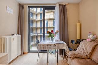 Op zoek naar een slimme vastgoedbelegging in hartje Brussel? Deze studio aan de Sint-Laurensstraat 2 is een absolute buitenkans. De toplocatie spreekt voor zich: rustig gelegen, maar toch op wandelafstand van het Centraal Station en het Warandepark.Wat dit pand uniek maakt, is het zeldzame privé-terras – een enorme meerwaarde die de meerderheid van de studio's in dit relatief jonge gebouw mist! Bovendien zijn er recent belangrijke vernieuwingen uitgevoerd in het gebouw, waaronder een volledig nieuw dak. Samen met de conforme elektrische installatie ben je de komende jaren verzekerd van een zorgeloos rendement zonder zware onvoorziene kosten.Gegarandeerd rendement zonder leegstandDeze studio is de perfecte opbrengsteigendom. Het pand is momenteel succesvol verhuurd en genereert een stabiel inkomen van €775 per maand op jouw rekening. Historisch gezien bewijst deze studio zijn sterkte: de afgelopen jaren was er absoluut geen leegstand en sloot de nieuwe huurder steeds naadloos aan bij elke opzeg.Belangrijkste troeven:- Locatie: Sint-Laurensstraat 2, Brussel (nabij centrum en station)- Aangenaam privé-terras- Vernieuwd dak &amp; elektriciteit is conform- Directe huurinkomsten van €775/maand- EPC-waarde: EMis deze rendabele en instapklare investering in de hoofdstad niet. Neem vandaag nog contact op voor een bezoek!Vaïk Géczyvaik.geczy@dewaele.com+32 456 72 15 89
