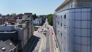 <strong>Voor meer info of een bezoek bel 0475757251 of mail philip@ocvastgoed.be</strong><br /><br />Dit 1 slaapkamer appartement van 53 m² in Residentie 1000 vuren werd in 2022 volledig gerenoveerd en is gelegen op een centrale ligging bij stadscentrum én stadsring, E40 en R4 op enkele minuten. Het groenevallei park (wandelen, picknicken en sporten), de Leie en bruisend historisch centrum Gent zijn op 5 min wandelafstand. <br /><br />In de inkomhal leiden twee deuren ons naar de badkamer met inloopdouche en wastafel en naar het apart toilet.<br />Vervolgens komen we in de living waar de grote ramen voor veel lichtinval zorgen.<br />De ruime, aparte slaapkamer biedt plaats aan een dubbel bed, een werkbureau en een kledingrek of -kast.<br />In de living vind je ook een prachtige keuken (vaatwas, inductie, oven, grote frigo) met aansluitend een berghok (nieuwe warmwaterboiler).<br />De hele studio kreeg in 2022 een volledige make-over met nieuwe laminaat en nieuwe elektriciteit. Ook de keuken en de badkamer werden toen volledig opnieuw ingericht met kwalitatieve materialen.<br />De studio ligt op de 5de verdieping waardoor je een prachtig zicht hebt op de torens van Gent. <br />De flat is uiterst geschikt voor studenten maar zeker ook als starterswoning voor young professionals, omwille van de ondergrondse parkeerplaats (verplicht aan te kopen aan 25.000 EUR).<br /><br />EPC 182 kWh/(m<sup>2</sup>jaar), energielabel B<br />Asbestveilig<br />Conforme elektriciteit<br />Stedenbouwkundige inlichtingen: woongebieden, vergunningen, geen verkavelingsvergunning, voorkooprecht, geen rechterlijke maatregel of bestuurlijke maatregel opgelegd. <br />Het perceel bevindt zich niet in een risicozone voor overstromingen, P-score A, G-score A<br /><br /><strong>Voor meer info of een bezoek bel 0475757251 of mail philip@ocvastgoed.be</strong><br /><br />