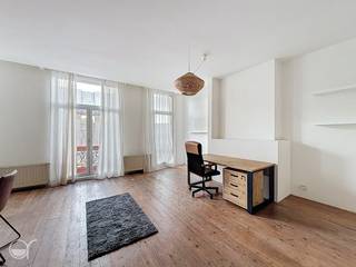 OPGELET: om dit pand te huren of bezichtigen vragen wij steeds eerst een virtueel bezoek te brengen aan het pand. Ga hiervoor naar www.rosseel.be en vul de referentie XK603 in in het veld ‘zoek’ bovenaan rechts. Kies dan ‘360°’. De website helpt je nu verder voor de volgende stappen.<br /><br />Dit ruim en zeer lichtrijk appartement is heel makkelijk te bereiken en ligt vlakbij het Sint-Pietersstation. Een prachtige leefruimte met authentieke houten planken vloer grenst aan een open keuken. De keuken bevat een elektrische kookplaat en dubbel wasbekken. In de ruime slaapkamer is er een ingebouwde kast met legplanken. De gerenoveerde badkamer telt 1 douche, 1 lavabo en 1 toilet. Er zijn geen gemeenschappelijke kosten en er is geen lift aanwezig. Dit appartement is beschikbaar vanaf 01/04/2026.