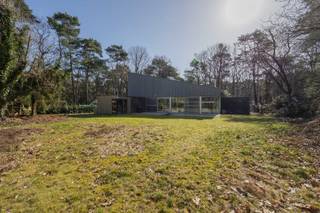 KIJKDAG OP VRIJDAG 01 MEI.<br />Architecturale bosvilla in Schilde: Een luxueuze loft-ervaring waar design, licht en natuur versmelten in een doodlopende zandweg op 1.500 m², direct grenzend aan natuurgebied. <br /><br />De energiezuinige OB creëert de perfecte synergie tussen ongerepte natuur en modern minimalisme. Het huis is bewust ontworpen als een 'volwassen oase' voor de meerwaardezoeker. <br /><br />Ideaal voor levensgenieters en rustzoekers, al dan niet vergezeld door hun viervoeters, die houden van een ongeëvenaarde cocktail van natuur, privacy en luxe.<br /><br />Hoge afwerkingsgraad met een meesterlijk spel van licht en zichtlijnen, versterkt door kamerhoge glazen deuren, naadloze glazen balustrade en een witgelakte stalen designtrap. <br />De ingebouwde Stuv-houthaard doorbreekt de strakke belijning met een warm accent.<br /><br />De greeploze Siematic-keuken is uitgerust met premium Miele-toestellen. <br /><br />Op de verdieping vindt u de master bedroom waar u via metershoge ramen de ochtendzon ziet opkomen over de boomtoppen. Met een druk op de knop open of sluit je de metershoge verduisterende gordijnen.<br />De badkamer is voorzien van Philippe Starck sanitair: toilet, bidet, dubbele wastafel en royale inloopdouche. <br /><br />Verder is er een kantoor/tweede slaapkamer op het gelijkvloers en veel slimme, ingemaakte kastruimte.<br /><br />Het rechthoekige perceel (30x50m) is volledig omheind. Via de elektrische poort met videofoon bereikt u de parking (3 wagens). <br />De onderhoudsvriendelijke tuin garandeert absolute stilte; met het bos als overbuur passeert hier vaker een paard dan een auto.<br /><br />Uitzonderlijk energie-efficiënt (EPC 109):<br /><br />- Vloerverwarming (geothermie) op beide verdiepingen<br />- Ventilatie type D (met warmterecuperatie)<br />- Zonwerende beglazing (oost en zuid)<br />- Regenwaterput (5.000L) voor toiletten, buitenkraan en wasmachine.<br /><br />Gelegen in het groene BPA Kotsbos: uw absolute garantie voor blijvende rust en natuur. <br /><br />Kijkdag op vrijdag 01 mei, boek hier je tijdslot: https://calendar.app.google/BXPmDxcSHXbsst7z5