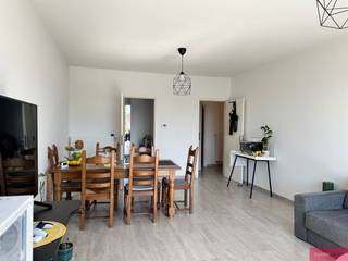 Twee slaapkamer appartement met terras!*info/bezoek? vv@clissenimmo.be*Dit gerenoveerde twee slaapkamer appartement bevindt zich in een rustige doch...