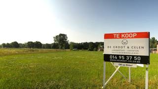 Twee uitzonderlijke bouwgronden te koop tussen natuur en comfort, ZONDER bouwverplichting
Aan de kruising van de Testeltsesteenweg en de Hondsdorestraat in Aarschot bevinden zich twee schitterende bouwgronden die een unieke kans vormen voor wie op zoek is naar een thuis met en een sterke verbinding met de natuur.
Gelegen aan de rand van een uitgestrekt natuurgebied zijn deze percelen een droomlocatie voor natuurliefhebbers, wandelaars, mountainbikers én hondenbezitters. De directe toegang tot wandel- en fietspaden maakt dit een ideale uitvalsbasis voor actieve levensgenieters.
De bouwzones zijn uitzonderlijk breed (14m) – wat heel wat architecturale vrijheid biedt. Of je nu kiest voor een moderne open bebouwing of een landelijke woning met karakter, de mogelijkheden zijn ruim en aantrekkelijk.
Lot 1 is 804m² en kost €199.000
Lot 2 is 661m² en kost €189.000
Dankzij de zuidoostelijke oriëntatie geniet je de hele ochtend én middag van een mooie natuurlijke lichtinval, wat een aangenaam leefklimaat creëert en tegelijk energiebesparend werkt.
Rust, bereikbaarheid en natuur komen hier samen. Dicht bij verbindingswegen én met alle basisvoorzieningen in de buurt, is dit een locatie waar wonen synoniem wordt voor thuiskomen.
Interesse? Mis deze kans niet en ontdek de mogelijkheden ter plaatse. Bel 014/95.37.50 of e-mail naar immo@degroot-celen.be