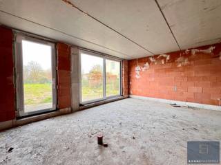 <p>AANKOOP AAN 6% IS MOGELIJK!<br /><br />Binnenkort in uw energiezuinige thuis onder de kerktoren van Lapscheure wonen? <br />De afwerking kan momenteel nog naar eigen wensen gekozen worden. <br /><br />De woning scoort zeer goed qua energiezuinigheid dankzij z’n WARMTEPOMP met vloerverwarming, ZONNEPANELEN, superisolerende beglazing, vloer- muur- en dakisolatie, ventilatie type D, regenwaterput 10.000L,…<br /><br />De locatie vormt de ideale uitvalsbasis voor een fietstocht of wandeling in de natuur. Daarnaast is er een vlotte verbinding naar de winkels in Westkapelle, de zee en het binnenland via de N49. <br /><br />De zuid-west oriëntatie en de diepte van de tuinen zorgen ervoor dat u steeds van de zon kunt genieten. <br /><br />Contacteer Bonne Vastgoed 7 op 7 via 050/73.73.73 of info@bonnevastgoed.be</p>