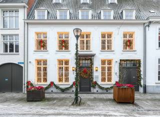 Top afgewerkte kantoorruimte van 471m² gelegen aan het Zegeplein te Turnhout op het gelijkvloers in residentie Jacobsmarkt bestaande uit inkomhal, keuken, 7 kantoorruimtes en 2 vergaderzalen. <br /><br />Bijzonderheden:<br />- Inclusief 1 parking in het gebouw, rechtstreeks te bereiken via een lift<br />- voldoende parkeergelegenheid in ondergrondse garage<br />- Inclusief airco (verwarmen/koelen), apart in te stellen per ruimte<br />- Ingebouwde muziekinstallatie