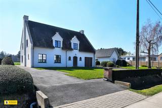 <p><span>MOOIE VILLA TE KOOP IN OLEN : € 649.000</span></p><p><span> </span></p><p><span>Deze zeer centraal gelegen woning is gelegen in Olen. Met maar liefst 354m² bewoonbare oppervlakte op een perceel van 1050m² is deze woning enerzijds geschikt om zeer ruim te wonen en te genieten van het buitenleven op een zeer ruim perceel met ongelofelijk uitzicht op de achterliggende weide.</span></p><p><span>Gelijkvloers</span></p><p><span>We komen de woning binnen via de zeer ruime inkomhal. Verder komen we in de ruime woonkamer terecht die naadloos doorloopt in de lichtrijke eetruimte en de volledig vernieuwde open keuken met keukeneiland.  Achter de keuken ligt nog een aangebouwde veranda. Verder vinden we beneden nog een extra bergruimte, een aparte bureau-ruimte en 2 garages.</span></p><p><span> </span></p><p><span>Eerste verdieping</span></p><p><span>Via de vernieuwde eiken trap, gelegen in de zeer ruimte inkomhal/vide, komen we op de eerste verdieping  terecht op de zeer ruime overloop/nachthal. Hier vinden we een 1</span><span><sup>ste</sup></span><span> slaapkamer, een apart toilet, een badkamer met 2 lavabo’s, douche en ligbad, een master bedroom, een wasberging met voorzieningen voor wasmachine/droogkast, een kinderslaapkamer, een zeer ruime zolderkamer/slaapkamer en nog een laatste slaapkamer (5 in totaal).  Er is ook nog een bergzolder voorzien. De enorme ruimte die in alle slaapkamers terug te vinden is, is een enorme troef.</span></p><p><span> </span></p><p><span>Woning buitenzijde</span></p><p><span>Via de keuken is er toegang tot de veranda, die toegang geeft tot de tuin. Met een prachtig zicht op de weilanden is dit een topper qua uitzicht.  Er is zowel links als rechts een ruime oprit voorzien met voldoende parkeerplaatsen.</span></p><p><span> </span></p><p><span>Ideale woning voor grote gezinnen die toch voldoende ruimte willen ervaren en willen genieten van een tuin die uitgeeft op een prachtig groen landschap.</span></p><p><span> </span></p><p><span>Interesse?  Geef snel een seintje en we plannen een rondleiding in.</span></p>