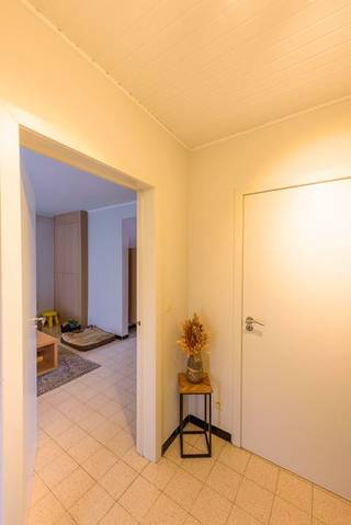 Deze charmante woning is gelegen in een bijzonder rustige en kindvriendelijke woonwijk op wandelafstand van het centrum van Deerlijk.De voordeur is...