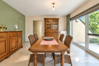 Welkom in de ’s Gravenwinkelstraat 1A, waar u dit recente en lichtrijke appartement terugvindt in het centrum van Torhout. Dankzij de ligging aan de vernieuwde Tuinsite Gravenwinkel geniet u hier van een groene en aangename omgeving, vlak bij het stadspark. <br />Scholen, winkels, supermarkten, openbaar vervoer en tal van andere voorzieningen bevinden zich op wandelafstand. Het appartement beschikt over een zeer gunstig EPC-label B en een conforme elektrische installatie.<br /><br />Het appartement is gelegen op de derde verdieping en is vlot bereikbaar met de lift. U wordt verwelkomd in de lichtrijke leefruimte met aansluitend een zonnig, zuidgericht terras en een mooi uitzicht over de Tuinsite Gravenwinkel.<br />De open keuken is praktisch ingericht en voorzien van kwaliteitsvolle toestellen en een onderhoudsvriendelijk natuurstenen werkblad. Verder beschikt het appartement over twee volwaardige slaapkamers, een apart toilet, een badkamer met douchecabine en lavabo en een handige berging.<br /><br />Mogelijkheid tot aankoop van een afzonderlijke garagebox met elektrische poort, gelegen op slechts ca. 100 meter van het appartement.<br /><br />De vermelde prijs is een richtprijs; elk bod wordt voorgelegd aan de eigenaar, die het recht heeft dit te aanvaarden of te weigeren.<br /><br />Neem voorsprong met een vrijblijvende schatting via:<br />www.residentievastgoed.be/gratisonlineschatten