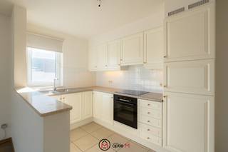 <h2><span>Dit appartement te koop in Hasselt is gelegen aan de Rederijkersstraat 9 bus 8, net buiten de kleine ring.</span></h2>
Dankzij deze ligging woon je hier op wandelafstand van het centrum van Hasselt, het groene stadspark en het Dusartplein. De combinatie van groen en het stadsleven maakt de ligging van dit appartement zeer aantrekkelijk.<br /><br />Wanneer je het appartement binnenkomt, kom je terecht in een ruime open leefruimte met veel lichtinval en afgewerkt met parketvloer. Aansluitend bevindt zich de open keuken die uitgerust is met een dubbele spoelbak, kookplaat, dampkap, oven en koelkast.<br /><br />De badkamer is ingericht met een bad-douchecombinatie en een lavabo.<br />Daarnaast is er een apart toilet en beschikt het appartement ook over een bergruimte.<br /><br />De slaapkamer is gelegen aan de achterzijde en heeft toegang tot het zuidgerichte terras met wijds zicht over de omgeving. <br />Via een uittrekbare trap kom je op de zolderkamer die is afgewerkt als extra kamer, te gebruiken als slaapkamer of hobbykamer. Deze is voorzien van inbouwkasten en een raam.<br /><br />Een extra troef is de privatieve kelderruimte, die bijkomende opslagruimte biedt.<br /><br /><strong>Troeven van dit appartement in Hasselt:</strong>

<ul>
	<li>Instapklaar </li>
	<li>Energiezuinig met EPC B</li>
	<li>CV ketel aardgas 2019</li>
	<li>Asbestveilig</li>
	<li>Op wandelafstand van het centrum</li>
	<li>Vlak bij het groene stadspark </li>
	<li>Zuidgericht terras</li>
</ul>
Interesse in dit appartement te koop in Hasselt? Contacteer ons via Optie M vastgoed I carine@optie-m.be I 0478/41 58 70.<br />Wil je weten wat jouw woning waard is? Contacteer ons via bovenstaande gegevens.<br />Stedenbouwkundige informatie: VG, WG, GMO, GVKR, GVV.