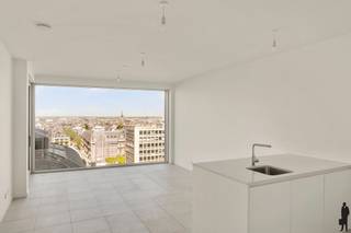 Welkom in dit prachtige en instapklare appartement van ca. 95 m², gelegen op de 10de verdieping van de iconische Antwerp Tower. Dit recent gerenoveerde gebouw (2020-2021) combineert hedendaags comfort, hoogwaardige afwerking en een uitzonderlijke topligging in het hart van Antwerpen.<br /><br />Het appartement geniet van een overvloed aan natuurlijke lichtinval en een spectaculair panoramisch uitzicht over de stad. De ruime leefruimte met open, strak afgewerkte keuken vormt het hart van het appartement en sluit naadloos aan op het gezellige inpandige terras, waar u in alle rust kan genieten van de indrukwekkende skyline van Antwerpen.<br /><br />Verder beschikt het appartement en het gebouw over:<br /><br />2 volwaardige slaapkamers<br />Open keuken met aansluitend een ruime berging<br />Moderne badkamer met dubbele wastafel<br />Apart gastentoilet<br />Vloerverwarming voor optimaal wooncomfort<br />Extra berging op hetzelfde verdiep<br />Gemeenschappelijke fietsenberging<br /><br />De residentie biedt bovendien een luxueuze inkomhal met conciërge, camerabewaking en een handige pakjesruimte, wat zorgt voor extra comfort, veiligheid en een internationale uitstraling.<br /><br />Extra informatie<br />EPC A<br />Conforme elektrische keuring<br />Mogelijkheid tot aankoop parking (met mogelijkheid laadpaal)<br />Gemeenschappelijke kosten: ca. €250/maand<br />(inclusief verwarming, lift, syndicus, conciërge, camerabewaking, onderhoudskosten...)