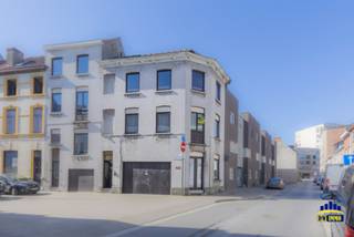 Te koop: Beletagewoning in Gent – 2 slaapkamers, garage en renovatiekansen!Gelegen in een rustige buurt vlakbij belangrijke invalswegen en winkels,...