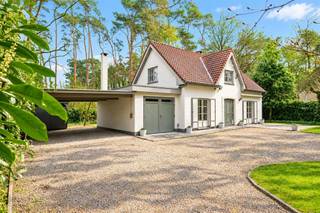 <p><span>Parfaite maison entièrement rénovée, prête à être emménagée, dans un excellent emplacement près du domaine du golf et du lac à Keerbergen. Cette maison charmante et bien agencée allie confort, espace et environnement verdoyant, idéal pour ceux qui souhaitent vivre paisiblement avec toutes les commodités à portée de main.</span></p><p><span> </span></p><p><span>En entrant dans la propriété, vous accédez au hall d'entrée qui donne accès à l'espace de vie lumineux avec la salle à manger et la cuisine entièrement équipée. De plus, le rez-de-chaussée dispose d'une chambre complète, d'une salle de bain moderne, d'un WC séparé et d'un garage intérieur. Grâce à cette disposition, il est parfaitement possible d'organiser tous les espaces de vie au rez-de-chaussée, ce qui permet également à la propriété d'être à l'abri du temps.</span></p><p><span> </span></p><p><span>Au premier étage, un spacieux hall de nuit donne accès à deux généreuses chambres à coucher, idéales pour une famille ou pour combiner chambre à coucher et pièce de loisir.</span></p><p><span> </span></p><p><span>A l'extérieur, vous profiterez d'un jardin ensoleillé et joliment aménagé, entouré de verdure, situé sur un terrain entièrement clôturé de 1000 m². L'abri de voiture double et la maison de jardin spacieuse constituent des atouts supplémentaires, car ils permettent de disposer d'un vaste espace de stationnement et de stockage.</span></p><p><span> </span></p><p><span>L'emplacement est particulièrement favorable, avec un accès facile au centre de Keerbergen et de Tremelo, ainsi qu'à proximité des écoles et des transports publics. Une propriété idéale pour ceux qui recherchent le confort, la tranquillité et un emplacement stratégique.</span></p>