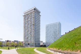 Op de negende verdieping van het iconische gebouw de Lichttoren van Antwerpen vind je dit instapklare appartement met adembenemend uitzicht...