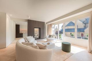 <p>Dit luxueuze appartement, met een oppervlakte van 140 m², ligt op een toplocatie tegenover de Heilig-Hartkerk. Het combineert licht, ruimte en elegantie, perfect voor liefhebbers van comfort.</p>
<p>De gezellige leefruimte straalt warmte en stijl uit, met een uitnodigende zithoek, een aparte eethoek en een verfijnde tunnelhaard die een harmonieuze verbinding vormt met de ruime open keuken. Dankzij de overvloed aan natuurlijke lichtinval en de open indeling ontstaat een modern loftgevoel, terwijl de slaapvertrekken een oase van rust en privacy bieden.</p>
<p>De drie slaapkamers, verbonden door een elegante gang, zijn elk voorzien van een luxueuze ensuite badkamer. Warme, natuurlijke materialen zoals eikenhout en travertin natuursteen creëren een serene en tijdloze sfeer.</p>
<p>Het interieur is tot in de puntjes afgewerkt met maatwerkmeubilair, zorgvuldig gekozen verlichting, verfijnde raamdecoratie en designmeubelen. De eikenhouten parketvloeren in visgraatmotief en de subtiele details versterken de exclusieve uitstraling van het appartement.</p>
<p>Elke ruimte is functioneel en efficiënt ontworpen, met volop opbergruimte en een discrete, ingebouwde wasplaats die via een aparte ingang bereikbaar is. Dit appartement biedt een unieke combinatie van luxe, comfort en doordacht design.</p>
<p></p>