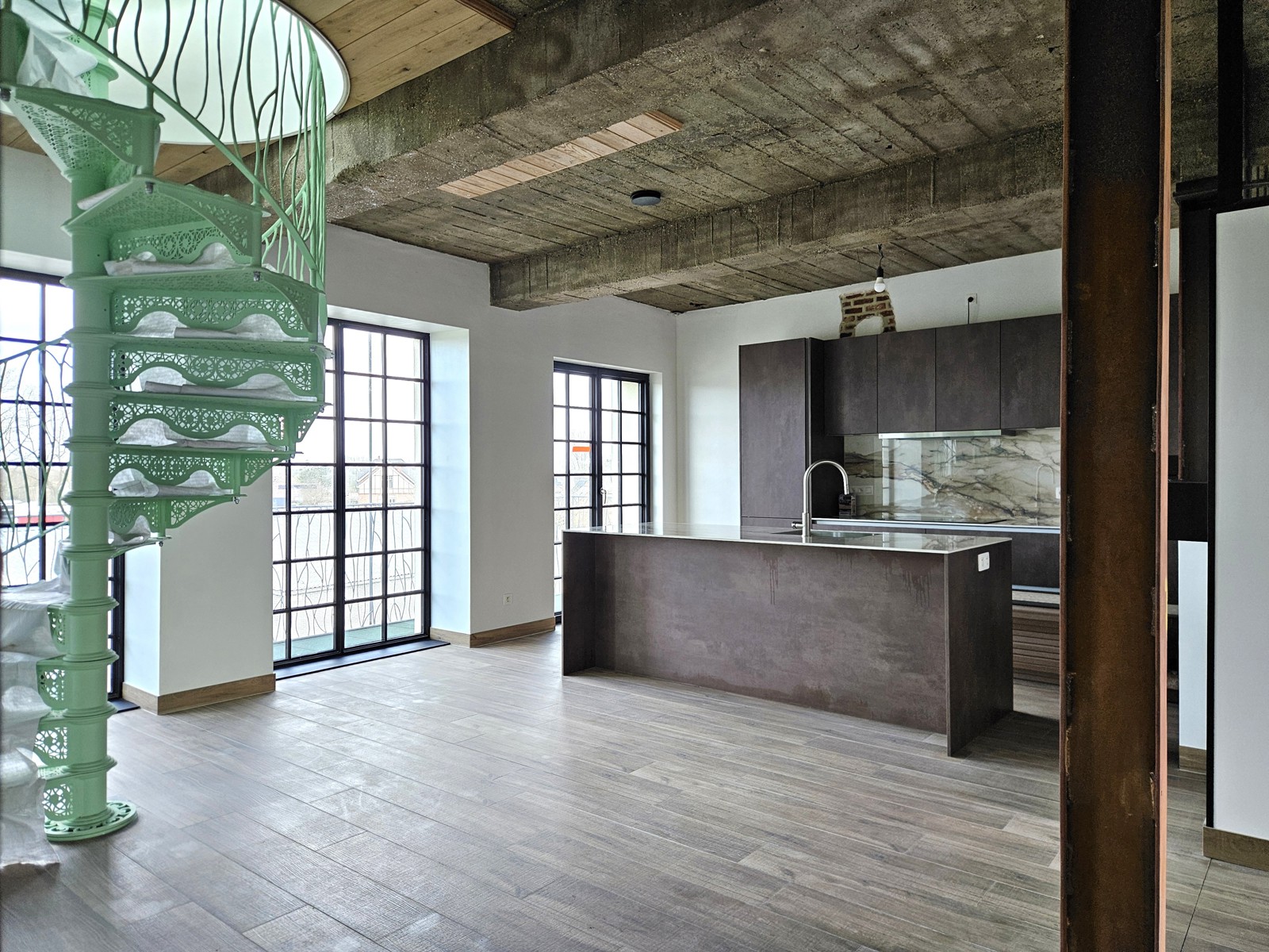 Stijlvol gerenoveerd appartement met zicht op het kanaal - foto 2