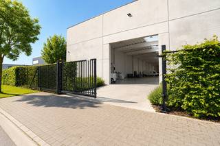 Gelegen in de zeer gegeerde KMO zone aan de oprit van de E34 en de R4 is deze moderne loods terug te vinden. De loods beschikt over een totale oppervlakte van ca. 700 m², waarbij de invulling en eventuele uitbreiding nog bespreekbaar zijn. Hierdoor kan de ruimte flexibel aangepast worden aan uw specifieke noden. Dankzij de vlotte bereikbaarheid is dit de ideale uitvalsbasis !<br /><br />De loods is voorzien van een verhoogde sectionale poort voor eenvoudig laden en lossen. Alles is reeds aanwezig, waardoor de ruimte onmiddellijk gebruiksklaar is. Daarnaast is er aan zijkant van de loods nog een extra sectionale poort waardoor de loods langs 2 kanten bereikbaar is. <br />Daarnaast zijn ook eventuele bureauruimte(s) en sanitaire voorziening(en) bespreekbaar, afhankelijk van uw wensen en behoeften. <br /><br />De huurprijs wordt bepaald in functie van de specifieke wensen en behoeften van de huurder, waaronder onder meer de gewenste oppervlakte, eventuele uitbreiding, inrichting van bureauruimte(s), sanitaire voorziening(en) en andere bijkomende faciliteiten. <br />Alle voorwaarden zijn bespreekbaar en worden in onderling overleg vastgelegd.<br /><br />Maak gerust een afspraak om deze zaken persoonlijk te bekijken en te bespreken.<br />Meer info of een bezoek? Bel WIJSvastgoed op +32 9 395 80 10 !