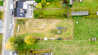 <p><span>In de Zevekootstraat 59 te Erpe bevindt zich een mooi perceel bouwgrond bestemd voor één woning. Met een breedte van 10 meter, een mogelijke gevelbreedte van 7 meter en een diepte van 50 meter biedt dit perceel de ideale basis voor het realiseren van een comfortabele gezinswoning. </span></p><p><span>De ligging is een grote troef. De Zevekootstraat is een rustige, verzorgde straat met een aangenaam woonkarakter, waar u kunt genieten van privacy en een groene omgeving. Toch bevindt alles wat u nodig heeft zich vlakbij: winkels, scholen en openbaar vervoer zijn vlot bereikbaar, en via de nabijgelegen invalswegen bent u snel in Aalst, Wetteren of Gent.</span></p><p><span>Deze bouwgrond biedt een unieke kans om een nieuwe woning te realiseren op een goed gelegen en rustig perceel, in een buurt die rust en bereikbaarheid harmonieus combineert.</span></p><p><span> </span></p><p><span>Het betreft lot 2 op het verkavelingsplan.</span></p><p><span> </span></p><p><span>Voor meer informatie en/of een bezoek, contacteert u Luc van Immo Zone op 0492/ 46. 12. 10.</span></p>