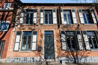 <p>Op een uitstekende commerciële ligging langs de Brusselsesteenweg, in het centrum van Zemst, bevindt zich deze karaktervolle en uitzonderlijk veelzijdig eigendom op een prachtig perceel van 14a91ca.<br /><br />Het pand combineert een ruime handelsruimte op het gelijkvloers met een comfortabele woonst op de verdiepingen, waardoor het tal van mogelijkheden biedt voor zowel privégebruik als professionele activiteiten. Momenteel is het gelijkvloers volledig ingericht als restaurant, maar de ruimte kan eenvoudig worden aangepast aan andere commerciële of zelfstandige activiteiten.<br /><br />Via een aparte ingang bereikt u het woongedeelte, dat bestaat uit twee ingerichte slaapkamers, een bureauruimte, een gezellige leefruimte, een geïnstalleerde keuken en een badkamer.<br /><br />Dankzij de indeling en de oppervlakte leent deze eigendom zich perfect voor horeca, een zelfstandige activiteit, praktijkruimte, kantoor, een combinatie van wonen en werken of zelfs een volledige woonfunctie. Het pand biedt hierdoor een grote flexibiliteit en kan ingericht worden volgens de wensen van de nieuwe eigenaar.<br /><br />Achteraan beschikt het pand over een ruime tuin, die grotendeels werd ingericht als parking.<br /><br /><strong><em>TROEVEN<br />- </em></strong>EPC B<br />- Asbestveilig<br />- Lift aanwezig<br />- A+ locatie<br />- Veelzijdig eigendom<br /><br /><strong>Vrij van uitbating bij overdracht.</strong></p>
<p>Benieuwd naar deze opportuniteit? Contacteer ons via 015 68 26 08 of info@imperiavastgoed.be voor meer informatie of een bezoek.</p>