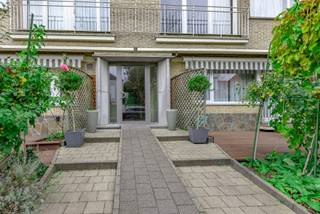 <p>Dit charmante 2-slaapkamer appartement bevindt zich op de gelijkvloerse verdieping van een goed beheerde en onderhouden residentie. Het is gelegen in een begeerde residentiële wijk van Sint-Pieters-Woluwe op een uiterst rustige en groene locatie, nabij het Zoniënwoud. U geniet hier van de rust van de natuur, gecombineerd met de vlotte bereikbaarheid van lokale winkels, scholen en openbaar vervoer.</p>
<p><strong>Indeling:</strong> <br />Het appartement omvat een inkomhal met afzonderlijk toilet, een lichtrijke leefruimte met een directe toegang tot het zuidgerichte terras (eigendom van de mede-eigendom), een volledig geïnstalleerde keuken, een badkamer, 2 ruime slaapkamers waarvan 1 met een privatief balkon en tot slot een privatieve kelder. EPC klasse G, 401 kWh/m²/j.</p>
<p><strong>Extra informatie:</strong> <br />Voor uw comfort is de aankoop van een ruime, privatieve garagebox verplicht (€40.000 meerprijs). Dit charmante appartement is momenteel vrij van gebruik. In afwachting van de stedenbouwkundige inlichtingen. <br />Te bezoeken.</p>