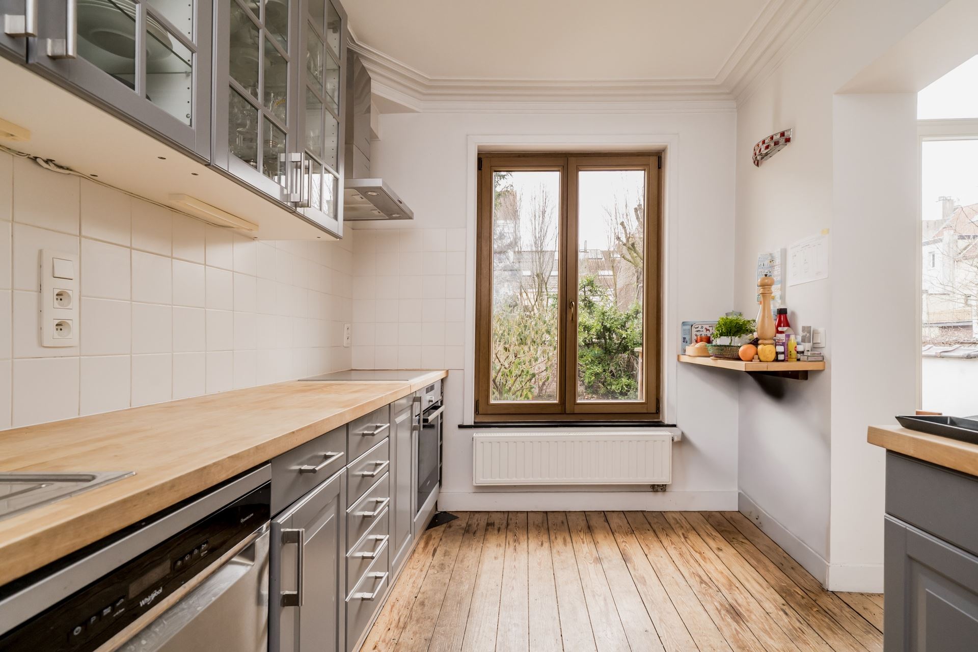 Beautifully Renovated Authentic Townhouse (± 320 m²) Prime Location near the European Quarter and Cinquantenaire Park - photo 5