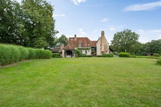  Deze exclusieve villa is gelegen op een prachtig terrein van ruim 1,3 Ha met vijver en parktuin alsook weide voor paarden. U rijdt de poort binnen...