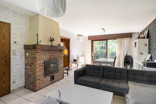 Op een uitstekende locatie in Sint-Katelijne-Waver (Elzestraat) bevindt zich deze ruime instapklare woning met 4 slaapkamers en mooie tuin. U bevindt zich hier op wandelafstand van winkels, scholen, eet-en drankgelegenheden en het openbaar vervoer. <br /><br />We betreden de woning via de inkomhal die toegang biedt tot het gastentoilet, de leefruimte, de inpandige garage, de badkamer met douche en dubbele lavabo en twee slaapkamers. De lichtrijke leefruimte (eetkamer/salon) geeft toegang tot de keuken en tot de tuin via een groot schuifraam. Naast de keuken bevindt zich nog een praktische berging die eveneens toegang geeft tot de zuid-oostelijk gerichte tuin waar u in alle rust kan genieten. Via de nachthal op de eerste verdieping heeft u toegang tot twee ruime slaapkamers.<br /><br />Dit is een uitstekende opportuniteit wanneer u op zoek bent naar een ruime woning met 4 slaapkamers op een uitstekende locatie te Elzestraat. Contacteer ons voor meer informatie op 0472 95 20 71 of neem een kijkje op www.boonstravastgoed.be .<br /><br />Bijzonderheden:<br />- kinderopvang in de buurt<br />- 2 scholen op wandelafstand<br />- Nabijheid E19