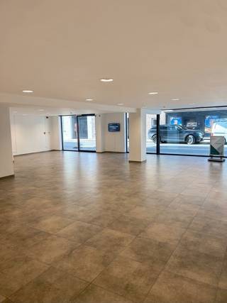 Aan de commercieel interessante en vlot bereikbare Stationsstraat 142 in Waregem – voorheen de vertrouwde uitvalsbasis van Accent Interim – bevindt zich deze <strong>hoogwaardig afgewerkte en direct instapklare kantoorruimte van circa 165 m².</strong> De centrale ligging vlakbij het station, het bruisende stadscentrum en belangrijke invalswegen garandeert een uitstekende visibiliteit en een optimale bereikbaarheid voor zowel cliënteel als medewerkers. Binnenin geniet het kantoor van een eigentijdse, smaakvolle inrichting met een doordachte indeling die naadloos aansluit bij de noden van een modern bedrijf, vrij beroep of dienstverlenende sector. Het pand is werkelijk van alle hedendaagse gemakken voorzien: van een volledig uitgeruste keuken en hedendaags sanitair tot stijlvolle verlichting en een professioneel alarmsysteem.<strong> Een absolute meerwaarde in deze centrale straat is de private autostaanplaats, die reeds begrepen is in de maandelijkse huurprijs van € 1.800 (exclusief onroerende voorheffing en syndicuskosten; EPC LABEL A).</strong> Bent u op zoek naar een representatief visitekaartje voor uw onderneming waar u zonder verbouwingen direct aan de slag kunt? Neem gerust contact op voor bijkomende inlichtingen of een bezichtiging ter plaatse.