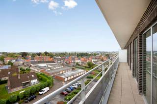 <strong>Ruim penthouse van 106 m² op de zesde en hoogste verdieping met 2 slaapkamers (3de mogelijk), 2 terrassen en ruime kelderberging. ***Garagebox in de ondergrondse verdieping optioneel*** EPC-label D – Watertoets A/A.</strong><br /><br />Dit aangename penthouse is gelegen op de zesde en hoogste verdieping van het appartementsgebouw en geniet dankzij de twee terrassen van een mooi uitzicht over Tienen.<br /><br />Het appartement omvat een inkomhal, een zeer ruime en lichtrijke woonkamer, een keuken, een nachthal, een apart toilet, een badkamer en twee ruime slaapkamers. Eén van de slaapkamers beschikt bovendien over een aparte dressingruimte. Een derde slaapkamer is mogelijk!<br /><br />Een belangrijke troef zijn de twee terrassen, gelegen aan zowel de voor- als achterzijde van het appartement. Vanaf beide terrassen geniet u van een mooi en open uitzicht over Tienen.<br /><br />Op de kelderverdieping beschikt het appartement over een zeer ruime private kelderberging. Optioneel:een afzonderlijke garagebox in de ondergrondse verdieping. <br /><br />Het appartementsgebouw is uitgerust met een personenlift. De verbruiken voor water, aardgas en elektriciteit zijn individueel.<br /><br />Dankzij de centrale ligging geniet het appartement van een uitstekende bereikbaarheid. Het station, de E40, winkels, scholen, openbaar vervoer en andere voorzieningen bevinden zich in de nabije omgeving.<br /><br />Interesse in een bezoek? Mail naar laurens@immogve.be of bel naar 0496 07 89 48.