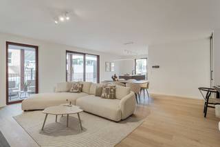 <br />Wonen in de best bereikbare gemeente van Limburg én pal in het vernieuwde groene centrum van Lummen? Dat doe je in residentie Klaver!<br /><br />Dit stijlvolle appartement biedt 138,72m² bruto bewoonbare oppervlakte en heeft onder andere deze troeven:<br />+ Toplocatie in Lummen<br />+ Zeer ruim terras van 27,35m²<br />+ Zeer energiezuinig met zonnepanelen, warmtepomp en ventilatiesysteem D<br />+ Kwalitatieve afwerking<br />+ Veel lichtinval dankzij de grote raampartijen<br />+ Parking en kelderberging<br /><br />Verkoopprijs: € 451.132,08<br /><strong>All-in prijs 6% met parking en kelderberging: € 526.500<br />All-in prijs 21% met parking en kelderberging: € 584.500</strong><br /><br />Wil je dit luxueus appartement graag eens met eigen ogen zien? Neem contact op met Vestio via 011 800 000 of info@vestio.com voor een bezoekje.