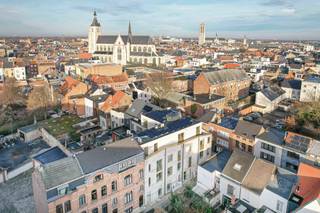 Op zoek naar een eigentijdse woonplek in het hart van Mechelen, mét snelle beschikbaarheid? In het kleinschalige nieuwbouwproject De Gulden Mouw bieden we nog drie appartementen aan die zich al in een vergevorderde afwerkingsfase bevinden. De technieken en bezettingswerken zijn uitgevoerd, de vloer en badkamer zijn geplaatst en enkel de keuken kan je nog volledig naar eigen smaak en stijl kiezen. Zo kan je binnenkort verhuizen naar jouw nieuwe thuis en toch nog genieten van de vrijheid om te personaliseren. <br /><br />De negen energiezuinige appartementen (BEN30) worden in het najaar van 2025 opgeleverd en variëren van één tot drie slaapkamers, telkens met een aangename buitenruimte. Dankzij de centrale ligging woon je op wandelafstand van de Onze-Lieve-Vrouwestraat, de Bruul, de Vismarkt en het vernieuwde station, midden in het bruisende stadsleven. <br /><br />Alle appartementen voldoen aan de strenge BEN-30 norm, wat niet alleen goed is voor het milieu maar ook financiële voordelen biedt, zoals een korting van 50% op de onroerende voorheffing gedurende vijf jaar. Voor extra comfort is er de mogelijkheid tot een ondergrondse parking - via autolift - ruime fietsenstallingen en de bijkomende berging. <br /><br />Wil je meer weten of een bezichtiging plannen? Maak eenvoudig een afspraak met onze nieuwbouwspecialist via onze website. Mis deze kans niet om binnenkort te wonen in het kloppend hart van Mechelen.