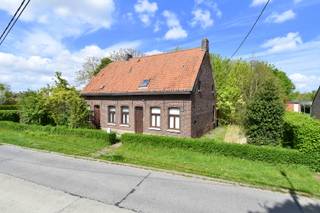 In de rustige en landelijke Rollegemkerkstraat bevindt zich dit uniek eigendom op een ruim perceel van maar liefst 2.061 m².<br />Hier geniet je van een groene omgeving; terwijl je toch vlot verbonden bent met Kortrijk en de omliggende deelgemeenten.<br /><br />De bestaande woning is toe aan een totaalrenovatie of kan plaatsmaken voor een nieuwbouwproject. Dit biedt een uitgelezen kans voor wie zijn droomwoning volledig naar eigen smaak en wensen wil realiseren!<br />Bovendien kan je, bij sloop en heropbouw - mits het voldoen aan de voorwaarden - genieten van het gunstige 6% BTW-tarief.<br /><br />Een unieke kans!<br /><br />Onze ref. DEV5019