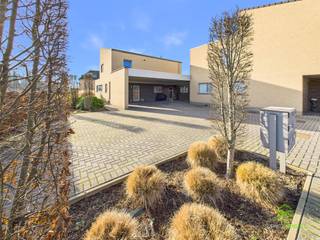 <p><span>In een zijstraat van de expresweg N80 en de N3, op een zeer centrale locatie, vinden we deze instapklare gezinswoning terug. </span></p><p><span>Op minder dan 1km kan het centrum van Sint-Truiden bereikt worden. Hier vinden we een ruim aanbod aan winkels, supermarkten, horeca, scholen, enz. </span></p><p><span>Ook Tienen, Hannuit en Hasselt zijn van hieruit gemakkelijk bereikbaar. </span></p><p><span> </span></p><p><span>De woning werd enkele jaren geleden pas volledig afgewerkt waardoor alle materialen nog praktisch nieuw zijn. </span></p><p><span>De elektriciteit is conform gekeurd, type D-ventilatiesysteem is aanwezig en de verwarming gebeurd door een recente aardgasketel. </span></p><p><span> </span></p><p><span>De woning is onderdeel van een kleinschalige residentie en deelt aan de achterkant mee in een ruime tuin. Op straatniveau betreden we de woning via de nachthal. Hier vinden we 3 slaapkamers, een kleine berging en de badkamer. Deze is voorzien van een ruime inloopdouche, een meubel met dubbele lavabo en een toilet. </span></p><p><span>Een verdieping lager werd er een zeer ruime woonkamer met aansluitende open keuken ondergebracht. Via het grote schuifraam is er toegang tot het terras. De keuken beschikt over een ziteiland en alle nodige toestellen. Naast de keuken bevindt zich de wasplaats met aansluiting voor de wasmachine en ook een apart toilet. </span></p><p><span> </span></p><p><span>Op het ruime terras is het vanaf ’s middags tot ondergang genieten van de zon. Er is hier een prachtig uitzicht op de tuin. </span></p><p><span>Voor de woning vinden we nog een private carport. Bezoekers kunnen zeer gemakkelijk parkeren voor de residentie.</span></p><p><span> </span></p><p><span>Pluspunten:</span></p><p><span>- topligging</span></p><p><span>- praktische indeling</span></p><p><span>- ruim terras</span></p><p><span> </span></p><p><span>De vermelde bewoonbare oppervlakte is de netto-oppervlakte van de woning.</span></p>