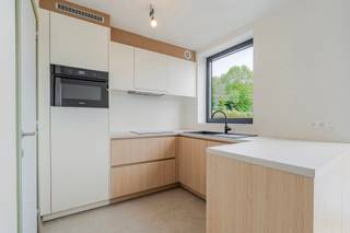 In Residentie 't Eikennest – centraal gelegen in de gezellige deelgemeente Zeveneken (Lochristi) – komt wonen, comfort en bereikbaarheid perfect samen. Je woont er op wandelafstand van winkels, school, apotheek en openbaar vervoer, met vlotte verbinding naar Gent, Lokeren, de E17, E40 en R4.
Het gelijkvloers appartement is volledig afgewerkt en instapklaar. Je geniet van een lichtrijke leefruimte, een private tuin, een eigen garage én hoogwaardige afwerking.
Dankzij de combinatie van vloerverwarming, warmtepomp en zonnepanelen (E-peil 30) woon je hier comfortabel én energiezuinig.
Ideaal voor wie meteen wil intrekken zonder zorgen, of voor investeerders die op zoek zijn naar een kwalitatieve, toekomstgerichte eigendom.
Contacteer ons vandaag voor een bezoek en ontdek de laatste beschikbare appartementen in Residentie 't Eikennest.