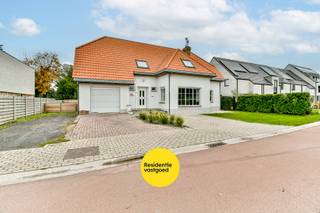 Deze ruime woning werd gebouwd met degelijke materialen en biedt vandaag nog alle mogelijkheden om er, na een opfrissing, een warme gezinswoning...