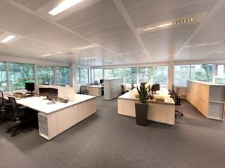 Bureaux modernes entre 440 et 1.000m² dans un immeuble de bureau qualitatif avec parking sous-terrain avec 54 places et 16 places de parking extérieures. Ratio de parking de 1/50. Excellente accessibilité en voiture grâce à la localisation à côté de l'A12 et le Ring de Bruxelles. Le bâtiment a été rénové récemment et est donc près à l'emploi. Possibilité de partager le rez-de-chaussée aménagé en restaurant et salles de réunion avec d'autres locataires.<br />Surface: 610 m².<br />Parking: 500 €/place/an.<br />Hors charges.