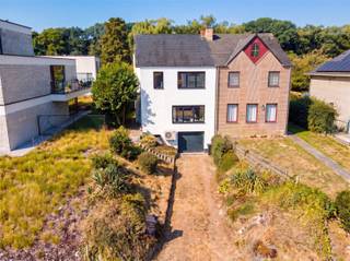 <p>Deze volledig gerenoveerde (2026) en instapklare drie-gevelwoning, gelegen in een residentiële omgeving op wandelafstand van het centrum van Scherpenheuvel, biedt maar liefst 163 m² netto bewoonbare oppervlakte op een mooi en ruim perceel van 9a 29ca! De woning is praktisch ingedeeld en bestaat uit een inkomhal met een gastentoilet, een ruime en lichtrijke woonkamer, een nieuwe en volledig ingerichte afzonderlijke maatkeuken, drie slaapkamers waarvan 2 master-bedrooms van elk 18 m² en een ruime badkamer uitgerust met ligbad, douche, een tweede toilet et een dubbele wastafelkast. De woning beschikt bovendien over een inpandige garage en biedt op eigen terrein parkeergelegenheid voor minstens drie bijkomende wagens. De perfect georiënteerde en maar liefst ca. 94 meter diepe tuin vormt een absolute troef en biedt tal van mogelijkheden om volledig naar eigen smaak in te richten en optimaal van de buitenruimte te genieten! Verder beschikt de woning over een ruime kelderberging van ca. 40 m², ideaal als extra opslagruimte. Ook op energetisch vlak werd de woning grondig aangepakt met geïsoleerde gevels, PVC-schrijnwerk met dubbele beglazing, een moderne lucht-waterwarmtepomp en een lucht-luchtwarmtepomp voor zowel verwarming als koeling. Dankzij deze renovatie behaalt de woning een gunstige EPC-score B. De elektrische installatie is conform. Prima gelegen op wandelafstand van het centrum en met een vlotte verbinding naar winkels, scholen, openbaar vervoer en de E314. Bijkomende troeven: zeer ruime tuin, inpandige garage, minstens drie parkeerplaatsen op eigen terrein, EPC B, conforme elektriciteit, dubbele beglazing en moderne warmtepomp technieken. Aarzel niet om Frederik te contacteren indien u meer info of een eerste bezoek wenst: frederik@immo-time.be</p>