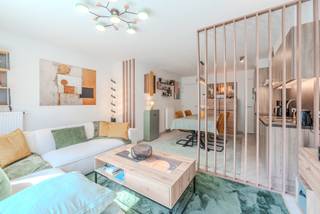 Modern 1-slaapkamerappartement op toplocatie in Westende Dorp<br /><br />Ontdek dit prachtige en recente nieuwbouwappartement, ideaal gelegen in het hart van Westende Dorp, op slechts 800 meter wandelafstand van de zee.<br /><br />Dit instapklare appartement biedt een ruime en lichtrijke leefruimte, een volledig ingerichte moderne keuken en een stijlvolle badkamer met comfortabele inloopdouche. De grote slaapkamer zorgt voor een aangename nachtrust en optimaal wooncomfort.<br /><br />Een absolute meerwaarde zijn de twee zonnige terrassen, waar u op elk moment van de dag kunt genieten van de buitenlucht en de zon.<br /><br />Troeven:<br /><br />- Op wandelafstand van het strand<br />- Centrale ligging in Westende Dorp<br />- Recent nieuwbouwappartement<br />- Ruime en lichtrijke woonkamer<br />- Moderne badkamer met inloopdouche<br />- Ruime slaapkamer<br />- Twee zonnige terrassen<br /><br />Bezoeken zijn steeds mogelijk op afspraak. Neem vandaag nog contact op en ontdek zelf de charme van dit prachtige appartement!