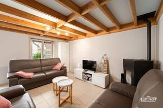 Op zoek naar een instapklare vakantiewoning te koop nabij de kust? Deze sfeervolle vakantiewoning in de Neptunuslaan te Harendijke combineert een warme cottage-uitstraling met hedendaags wooncomfort. Dankzij de rustige ligging en de nabijheid van het strand geniet u hier van de perfecte uitvalsbasis voor ontspanning aan zee.<br /><br />Deze vakantiewoning werd gebouwd in 2018 en straalt meteen gezelligheid uit door de authentieke houten balken, lichte kleuren en moderne afwerking. De lichtrijke leefruimte sluit naadloos aan op de open keuken, die strak en praktisch ingericht werd. Verder beschikt de woning over drie volwaardige slaapkamers, waarvan één praktisch gelegen op het gelijkvloers, en een stijlvolle badkamer. Dankzij deze doordachte indeling ervaart u optimaal comfort en voldoende ruimte voor zowel familie als gasten.<br /><br />Buiten geniet u van een privatieve tuin met zuidoostelijke oriëntatie waar u in alle rust kan ontspannen. Daarnaast beschikt deze eigendom over twee praktische bergingen en een privatieve parkeerplaats. Dankzij de topligging in Harendijke bevindt u zich bovendien op wandelafstand van het strand en vlakbij gezellige badplaatsen zoals Blankenberge en Wenduine. Bovendien profiteert u dankzij de gunstige EPC-score (D) van het grote voordeel dat er geen renovatieverplichting van toepassing is. <br /><br />Bent u op zoek naar een ruime en instapklare vakantiewoning te koop in Harendijke? Contacteer Immo Francois voor meer informatie of plan vandaag nog uw bezoek in. Wij begeleiden u graag bij de zoektocht naar uw ideale eigendom aan de kust.<br /><br />Denkt u eraan om uw woning in Blankenberge te verkopen? Neem vrijblijvend contact op met Iben van Immo Francois in Blankenberge voor een gratis schatting via iben@immofrancois.be.<br /><br />