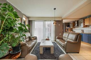 Algemeen:<br />Deze gezinswoning, die hier en daar wat opfrissing kan gebruiken, biedt een bewoonbare oppervlakte van maar liefst 170 m² op een perceel van 312 m². De woning telt 3 volwaardige slaapkamers, 2 badkamers, een hobbykamer/atelier op het gelijkvloers en een garage met oprit aan de achterzijde. <br />De woning is gelegen in een rustige woonwijk in Zwijndrecht, op wandelafstand van scholen, winkels en openbaar vervoer, met een vlotte verbinding naar de Antwerpse ring en de E17. <br /><br />Indeling:<br />Op het gelijkvloers kom je binnen in een inkomhal met apart toilet. Van daaruit bereik je de ruime leefruimte met zit- en eethoek, de ingerichte keuken en een badkamer. Achteraan bevindt zich bovendien een hobbykamer/atelier met rechtstreekse toegang tot de tuin, ideaal als extra werk- of hobbyruimte. Op het eerste verdiep vind je twee volwaardige slaapkamers, een aparte ruimte met aansluiting voor wasmachine en droogkast, en een tweede badkamer met ligbad. Helemaal bovenaan, op de zolderverdieping, ligt een ruime master-slaapkamer die voorzien is van airco.<br /><br />Troeven:<br />-Bewoonbare oppervlakte van 170 m² op een perceel van 312 m²<br />-3 grote volwaardige slaapkamers<br />-2 badkamers<br />-Hobbykamer/atelier op het gelijkvloers<br />-Leuke tuin<br />-Garage met oprit aan de achterzijde<br />-Airco op de zolder<br />-Rustige ligging met vlotte bereikbaarheid van Antwerpen<br /><br />Grondplannen, EPC en asbestinventaris zijn terug te vinden bij "Documenten" op de Wellimmo-website.<br />Interesse of een bezoek inplannen?<br />Wellimmo | info@wellimmo.net | 03 225 00 68