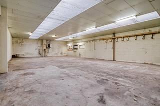 Zoekt u een uitstekend verlichte, efficiënt ingedeelde ruimte voor opslag, werkplaats of kleinschalige logistiek? Deze multifunctionele loods van 175 m² biedt alle nodige comfort en faciliteiten voor uw onderneming.<br /><br />Belangrijkste Kenmerken<br /><br />Totale oppervlakte: 175 m² (Afmetingen: 17,5 m diepte × 10 m breedte)<br />Vrije hoogte magazijn: 3,10 m<br />Toegang: Schuifpoort met een vrije doorrijhoogte van 2,40 m<br />Lichtinval: Royale lichtstraat in het dak voor optimaal natuurlijk daglicht<br />Verwarming: Aanwezig op gas<br /><br />Nutsvoorzieningen: Aparte, individuele tellers voor elektriciteit en gas (beheer uw eigen verbruik)<br /><br />Onroerende voorheffing: Forfaitair bepaald op 1 maand huur per jaar<br />Huurwaarborg: 3 maanden huur<br />Beschikbaarheid: Direct<br /><br />Heeft u interesse in deze loods of wenst u een plaatsbezoek in te plannen?<br />Neem gerust contact op via 050/33.33.00 of bo.maertens@dewaele.com