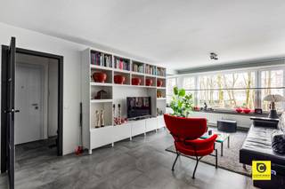 <p><span>Recent gerenoveerd 2 slaapkamer appartement met airco en terras!</span></p><p><span>Dit instapklaar en lichtrijk appartement is voorzien van alle hedendaagse comfort en ligt op de 1</span><span><sup>ste</sup></span><span> verdieping van een gebouw met toplocatie. Winkels, parken, scholen, horeca, sportfaciliteiten, openbaar vervoer en invalswegen zijn steeds vlakbij, evenals het bruisende Antwerpse stadsleven. Ook structureel is dit pareltje een echte topper, u geniet een uitstekend EPC, conforme elektriciteit en het is asbestveilig. Vanuit elke ruimte kijkt u uit op de omringende natuurpracht, uw privacy is dan ook 100% gewaarborgd. Kortom, een garantie op kwalitatief en zorgeloos wonen en/of investeren.</span></p><p><span> </span></p><p><span>Inkomhal, leefruimte &amp; keuken:</span></p><p><span>De hoogwaardige afwerking wordt meteen duidelijk bij het betreden van het appartement via de inkomhal met veiligheidsdeur, ingemaakte vestiaire, tussendeur met gietijzeren look en videofoon. De omvangrijke leefruimte geniet een prachtige natuurlijke lichtinval, kijkt uit op het groen en is voorzien van airco en elektrische sunscreens. De open keuken met berging sluit perfect aan bij de woonkamer en is uitgerust met kwalitatieve "Whirlpool" toestellen (keramisch vuur, dampkap, combi-oven, koelkast, vriezer en vaatwasser).</span></p><p><span> </span></p><p><span>Nachthal, slaapkamers, badkamer &amp; toilet:</span></p><p><span>Een moderne en uitermate praktische waskast werd subtiel geïntegreerd in de nachthal die de leefruimte eveneens afschermt met een trendy tussendeur in gietijzeren look. Beide slaapkamers (8,5 &amp; 15m²) kijken uit op het groen, beschikken over elektrische rolluiken en verzekeren uw goede nachtrust. De riante master-bedroom met airco heeft directe toegang tot het terras. De rustieke badkamer omvat een fantastische inloop-/regendouche met gemarmerde douchewand, een strak wasmeubel met bijhorende spiegelkast en mechanische ventilatie. Een plek met een hoog zen-gehalte waar je volledig tot rust kan komen. Het toilet met handenwasser is apart.</span></p><p><span> </span></p><p><span>Terras, kelder &amp; autostaanplaats:</span></p><p><span>Het charmante, inpandige terras leent zich perfect om volop te genieten van een stevig ontbijt of een zonnige lunch, steeds in een groene omgeving. In de namiddag biedt de buitenruimte dan weer de nodige afkoeling tijdens de hete zomerdagen, ideaal om na een drukke werkdag geheel tot rust te komen, al dan niet met een goed glas in de hand. De kelderberging is inbegrepen. De ondergrondse autostaanplaats is optioneel (€ 15.000). </span></p><p><span> </span></p><p><span>Extra troeven:</span></p><p><span>- Toplocatie</span></p><p><span>- Verhuizen, uitpakken en genieten</span></p><p><span>- EPC B (85m²)</span></p><p><span>- Airco</span></p><p><span>- Elektriciteit conform</span></p><p><span>- Asbestveilig</span></p><p><span>- HR ramen</span></p><p><span>- Hoge afwerkingsgraad</span></p><p><span>- Elektrische rolluiken en sunscreens</span></p><p><span>- Terras</span></p><p><span>- Kelder en autostaanplaats</span></p><p><span> </span></p>