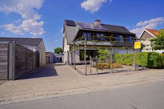In een rustige en kindvriendelijke buurt vindt u deze recent gerenoveerde woning die meteen charme en comfort uitstraalt. De woning beschikt over...