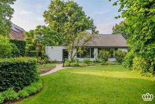 ! KIJKDAG OP ZATERDAG 13 JUNI - OP AFSPRAAK ! Deze instapklare gelijkvloerse 70's woning met 3 slaapkamers is uitstekend gelegen in het hart van...