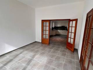 Woning met 5 slaapkamers  + Geïsoleerde atelier van 400m²Inkom, keuken met frigo, diepvries, dampkap. Wasplaats, waterverzachter, bergruimte, kelder,...