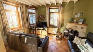 <h1><span>INSTAPKLARE WONING MET 4 SLAAPKAMERS, GARAGE EN VEELZIJDIG BIJGEBOUW</span></h1><p><span>Op zoek naar een ruime, instapklare woning met tal van mogelijkheden? Deze eigendom combineert comfortabel wonen met extra ruimte en veelzijdigheid, dankzij het praktische bijgebouw met garage, zolderruimte én een ingerichte loft. Een ideale opportuniteit voor wie op zoek is naar ruimte, comfort en flexibiliteit!</span></p><h2><span>Een woning met ruimte en karakter</span></h2><p><span>Op het gelijkvloers verwelkomt de woning u via de inkomhal, die toegang biedt tot de ruime en lichtrijke leefruimte. De ingerichte keuken sluit mooi aan bij het dagelijkse wooncomfort. Verder beschikt deze verdieping over een afzonderlijke bureauruimte en een praktische achterinkom.</span></p><p><span>Op de eerste verdieping bevindt zich de nachthal met drie slaapkamers en een badkamer, uitgerust met een douche, lavabomeubel en toilet.</span></p><p><span>De tweede verdieping biedt een ruime zolderkamer die perfect kan worden ingericht als vierde slaapkamer, hobbyruimte of polyvalente ruimte, volledig volgens uw eigen behoeften.</span></p><h2><span>Prachtige binnenkoer en multifunctioneel bijgebouw</span></h2><p><span>Een absolute troef van deze eigendom is de aangename binnenkoer, die een mooie buitenruimte vormt om tot rust te komen of gezellig samen te genieten.</span></p><p><span>Aansluitend aan de perceelsgrens bevindt zich een ruim bijgebouw met garage en bijkomende zolderruimte.</span></p><p><span>Bovendien beschikt het bijgebouw over een ingerichte loft, bestaande uit een leefruimte en een badkamer met douche, lavabomeubel en toilet. Op de verdieping bevindt zich nog een ruime slaapkamer.</span></p><p><span>Deze extra woon- en gebruiksruimte biedt tal van mogelijkheden, bijvoorbeeld voor een hobby, een werkruimte of het uitoefenen van een zelfstandige activiteit, afhankelijk van de geldende voorschriften en vergunningen.</span></p><h2><span>Extra troeven</span></h2><ul><li><span>Instapklare woning</span></li><li><span>Vier mogelijke slaapkamers in de hoofdwoning</span></li><li><span>Ruime en lichtrijke leefruimte</span></li><li><span>Ingerichte keuken en afzonderlijke bureauruimte</span></li><li><span>Aangename binnenkoer</span></li><li><span>Bijgebouw met garage en zolderruimte</span></li><li><span>Ingerichte loft met leefruimte, badkamer en slaapkamer</span></li><li><span>EPC-label C: geen renovatieplicht</span></li><li><span>Asbestveilige woning</span></li></ul><h2><span>Een eigendom die u moet ontdekken!</span></h2><p><span>Bent u op zoek naar een instapklare woning met extra ruimte en tal van mogelijkheden? Dan is deze eigendom zeker een bezoek waard.</span></p><p><span>Interesse? Reageer eenvoudig via de advertentie. Wij nemen vervolgens telefonisch contact met u op om een bezoek in te plannen.</span></p><p><span>Laat deze mooie opportuniteit niet aan u voorbijgaan!</span></p>