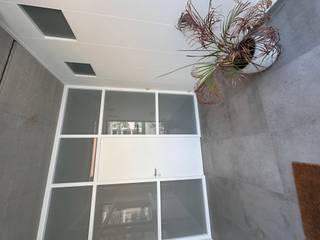 <p>Mooi kantoor/handelspand te huur op toplocatie in Lommel:</p><ul><li>Indeling: inkom met ontvangstbalie, 1 grote kantoorruimte/praktijkruimte/handelsruimte, kitchenette en toilet</li><li>Ondergrondse autostaanplaats</li><li>Instapklaar</li><li>Centrale ligging in centrum Lommel</li><li>Gemeenschappelijke kosten inbegrepen in huurprijs</li><li>EPC: E</li><li>Muren van het loket kunnen makkelijk verwijderd worden</li><li>Onmiddellijk beschikbaar</li></ul><p>Bent u op zoek naar een verzorgde en instapklare kantoorruimte op een vlot bereikbare locatie in Lommel? Dan is deze praktische en energiezuinige kantoorruimte precies wat u zoekt.</p><p>De ruimte is functioneel ingedeeld en biedt alle comfort voor een professionele werkomgeving. Bij het betreden van het kantoor komt u in een inkomhal met ontvangstbalie, ideaal om cliënten of bezoekers op een professionele manier te ontvangen. Verder beschikt het pand over een ruime, lichtrijke kantoorruimte, een praktische kitchenette en een apart toilet.</p><p><br /></p><p>Dit pand is bijzonder geschikt voor onder meer:</p><ul><li>Advocaten</li><li>Psychologen en therapeuten</li><li>HR- en consultancykantoren</li><li>Boekhouders</li><li>Verzekerings- en vastgoedmakelaars</li><li>Vrije beroepen en andere dienstverlenende activiteiten</li></ul><p>Meer info? laura@eratournier.be </p>