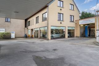 Gelegen in Braken - Wuustwezel, nabij de Nederlandse grens en op de as Antwerpen - Zundert. In de directe omgeving zijn kleinhandelszaken,...