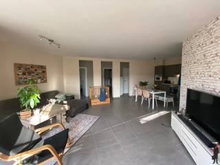<strong>Centraal gelegen</strong> 2 slpk. appartement in <strong>Hoogstraten </strong>met overdekte autostaanplaats.<br /><br /><strong>Indeling:</strong><br /><br />-Ruime leefruimte met aansluitend terras<br />-Open keuken: volledig geïnstalleerd<br />-2 ruime slaapkamers<br />-Badkamer met bad/douche<br />-Separaat toilet<br />-Berging/wasplaats<br /><br /><strong>Bijzonderheden:</strong><br /><br />-Gelegen op een boogscheut van de Vrijheid<br />-Kelderberging inbegrepen<br />-Overdekte staanplaats inbegrepen<br /><br /><strong>Vaste kosten € 55,-/maand.</strong>