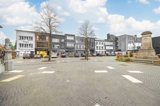 Emplacement AAA avec vue sur l'ancien hôtel de ville de Brasschaat. Immeuble commercial avec locaux commerciaux et 2 appartements sur un emplacement...
