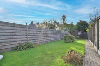 <p><span>Op zoek naar een ruime en lichtrijke woning op een gunstige locatie vlak bij het prachtige park Hof ter Saksen? Dan is deze verzorgde bel-etagewoning beslist een bezoek waard. Met twee volwaardige slaapkamers, een inpandige garage en een aangename tuin combineert deze woning ruimte en wooncomfort met een fijne, groene woonomgeving.<br /><br /></span><span>Via de ruime inkomhal betreedt u de woning. Op het gelijkvloers bevinden zich een praktische bergplaats (met toegang tot de kelder), een afzonderlijke wasberging en een ruime inpandige garage met automatische sectionaalpoort.<br /><br /></span><span>De eerste verdieping vormt het hart van de woning. Hier bevindt zich de sfeervolle en lichtrijke woonkamer met gezellige gashaard. Aansluitend vindt u de open leefkeuken, functioneel ingericht met heel wat opbergruimte en uitgerust met een keramische kookplaat, dampkap, combi-oven, koelkast en spoelbak. Vanuit de keuken geniet u bovendien van een aangenaam zicht op de tuin en heeft u via de buitentrap rechtstreeks toegang tot het terras.<br /><br /></span><span>Op de tweede verdieping bevinden zich twee ruime slaapkamers en een volledig vernieuwde badkamer. Deze is ingericht met een douche, hangtoilet en badkamermeubel met lavabo.<br /><br /></span><span>Achteraan de woning ligt een gezellige en onderhoudsvriendelijke tuin met terras, waar u in alle rust van het buitenleven kunt genieten. De tuin is zowel bereikbaar via de wasberging op het gelijkvloers als via de buitentrap vanuit de keuken.<br /><br /></span><span>Graag laten we u deze woning persoonlijk ontdekken. Plan vandaag nog uw bezoek via </span><span>verkoop@homevast.be</span><span> of bel ons op 03 344 77 44.</span></p>